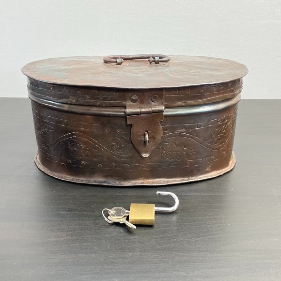 Vintage 1930s Era Metal Tin, Oval Floral Tool Box Case with lock and key Decorat - Picture 1 of 10